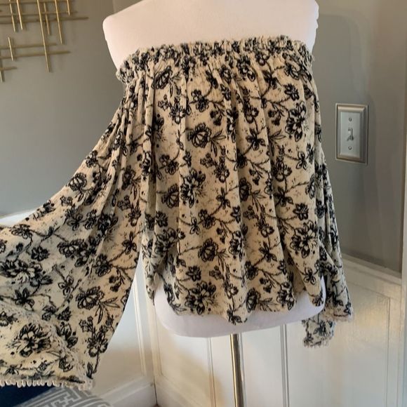 Abercrombie and Fitch Flowey turn off shoulder top - Picture 3 of 5